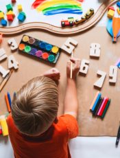 Metoda Montessori w domu: proste zabawy rozwijające samodzielność i kreatywność dziecka