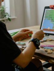 Jak zaangażować dziecko w naukę programowania?