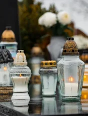 Jak wybrać idealny znicz na grób bliskiej osoby – poradnik od Zniczownia.pl