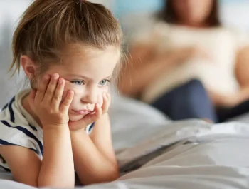 Twoje dziecko nie chce spać? Ten jeden prosty trik z bajkami audio działa cuda na wyciszenie