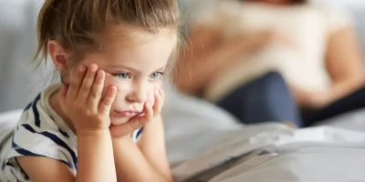 Twoje dziecko nie chce spać? Ten jeden prosty trik z bajkami audio działa cuda na wyciszenie